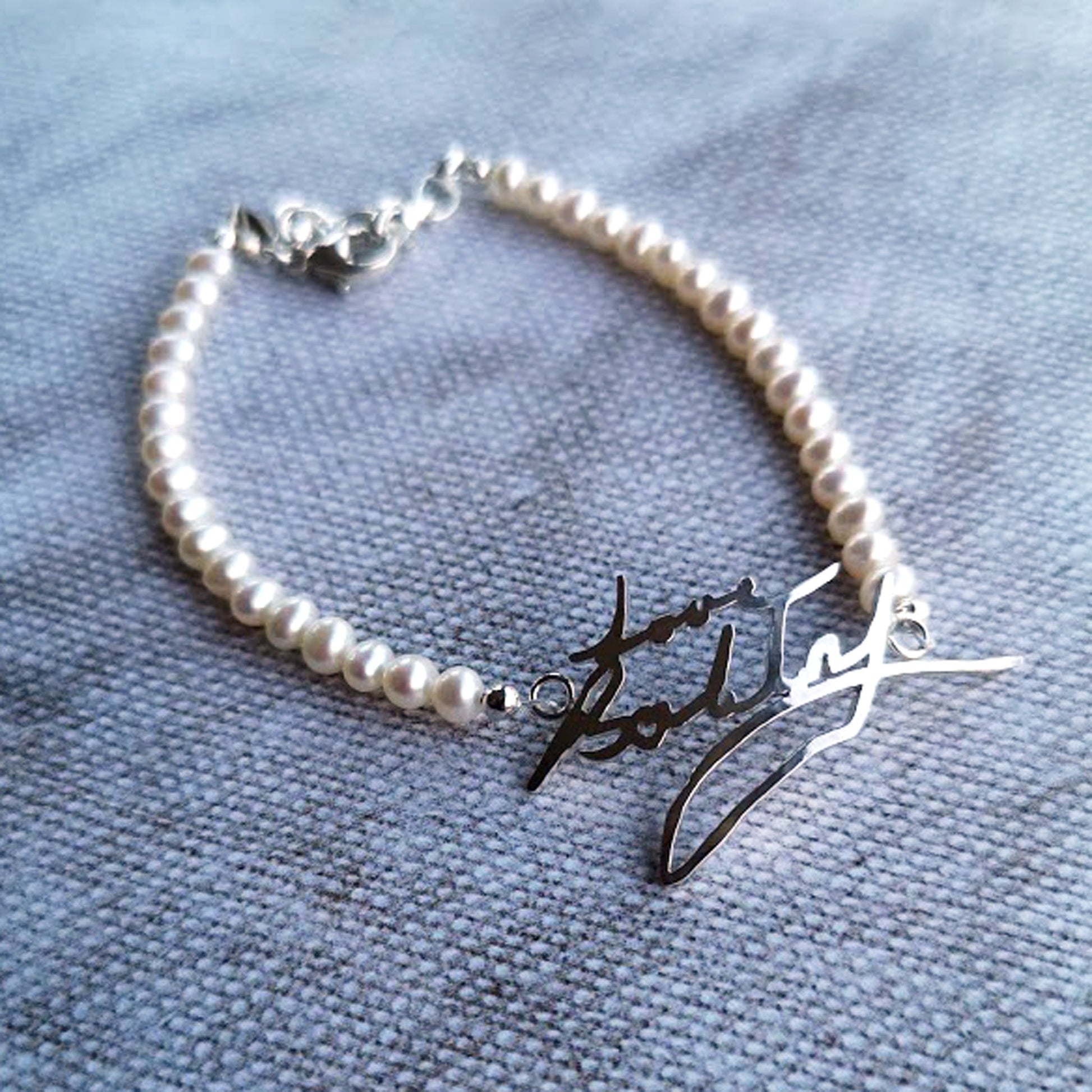 Handwriting bracelet with pearls